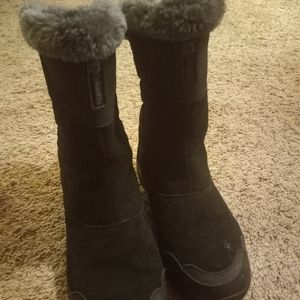 Women's black pull on Columbia winter boots